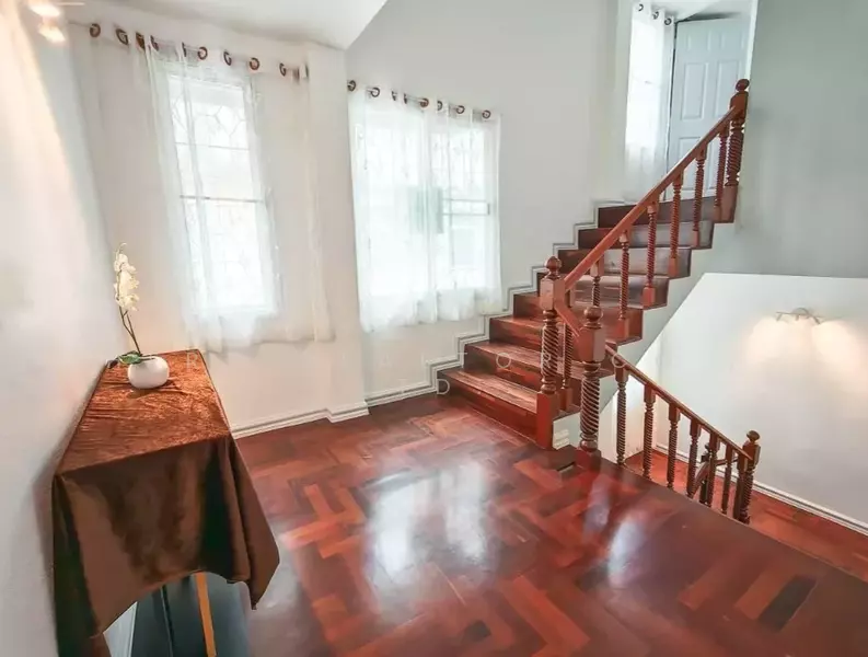 For Rent - For Rent Bangkok House Sathu Pradit Yan Nawa BRE25987, Bangkok