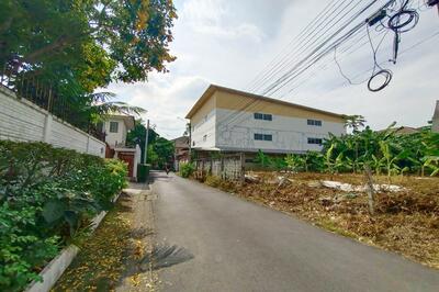 ขาย - ขายตึก 3ชั้น 900ตรม.พร้อมที่ดิน 200ตรว.ลาดปลาเค้า 14 ลาดพร้าว, กรุงเทพ