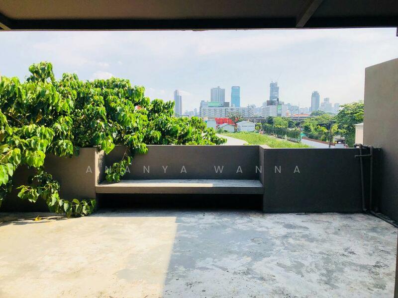 For Rent - 5-Bedroom Townhouse, Bangkok