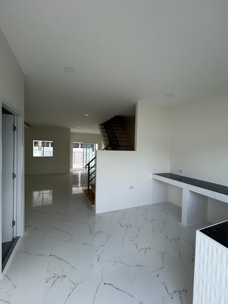 บ้านใหม่ในทำเลทองศรีราชา ขาย ทาวน์เฮ้าส์ 2 ชั้น สไตล์มินิมอล หลังมุม ในโครงการ ไพรเวท 8, Chon Buri (Pattaya), Thung Suk La, Si Racha, Chon Buri (Pattaya), 2 Bedrooms, 154 sqm, Townhouse For Sale, by คุณหมู, 60227412 - DDproperty.com