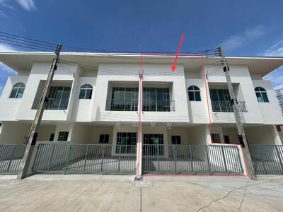 ขาย - าวน์เฮ้าส์ 2 ชั้น สไตล์มินิมอล ในโครงการ ไพรเวท 8 (Private 8 Khao Nam Sup) ที่ออกแบบให้ใช้สอยได้ครบ, ชลบุรี