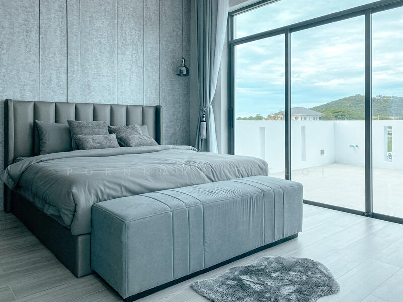 ขาย - พูลวิลล่าหรู 4 ห้องนอน ที่ห้วยใหญ่ พัทยา พร้อมเฟอร์นิเจอร์ใหม่เอี่ยม ตกแต่งอย่างลงตัวสไตล์โมเดิร์น, พัทยา