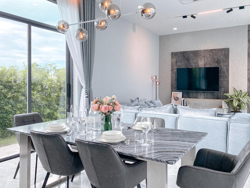 ขาย - พูลวิลล่าหรู 4 ห้องนอน ที่ห้วยใหญ่ พัทยา พร้อมเฟอร์นิเจอร์ใหม่เอี่ยม ตกแต่งอย่างลงตัวสไตล์โมเดิร์น, พัทยา