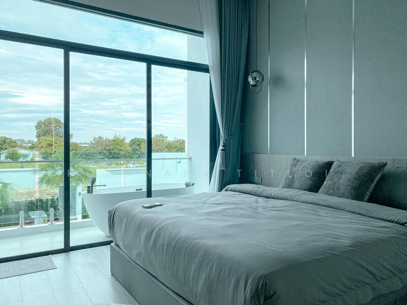 ขาย - พูลวิลล่าหรู 4 ห้องนอน ที่ห้วยใหญ่ พัทยา พร้อมเฟอร์นิเจอร์ใหม่เอี่ยม ตกแต่งอย่างลงตัวสไตล์โมเดิร์น, พัทยา