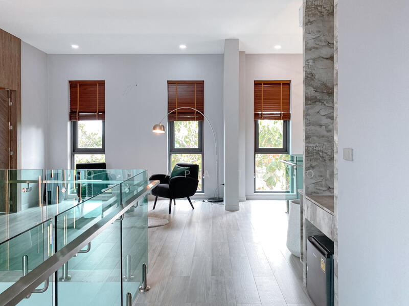 ขาย - พูลวิลล่าหรู 4 ห้องนอน ที่ห้วยใหญ่ พัทยา พร้อมเฟอร์นิเจอร์ใหม่เอี่ยม ตกแต่งอย่างลงตัวสไตล์โมเดิร์น, พัทยา