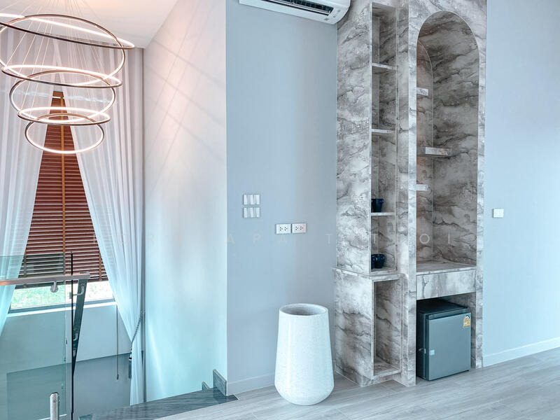 ขาย - พูลวิลล่าหรู 4 ห้องนอน ที่ห้วยใหญ่ พัทยา พร้อมเฟอร์นิเจอร์ใหม่เอี่ยม ตกแต่งอย่างลงตัวสไตล์โมเดิร์น, พัทยา