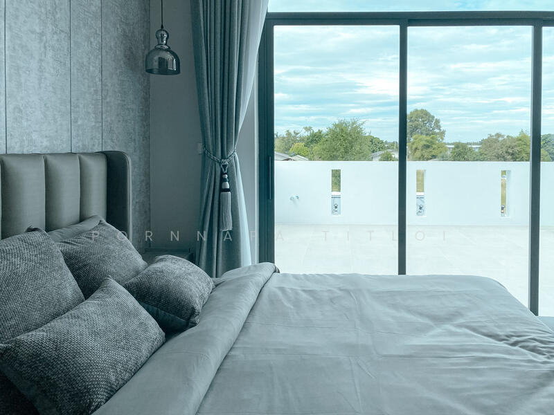 ขาย - พูลวิลล่าหรู 4 ห้องนอน ที่ห้วยใหญ่ พัทยา พร้อมเฟอร์นิเจอร์ใหม่เอี่ยม ตกแต่งอย่างลงตัวสไตล์โมเดิร์น, พัทยา