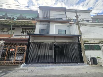 ขาย - ทาวน์โฮม3ชั้น ถนนวิภาวดีรังสิต ซอย58 แยก2 เขตบางเขน ตกแต่งรีโนเวทใหม่ ทำเลดี, กรุงเทพ