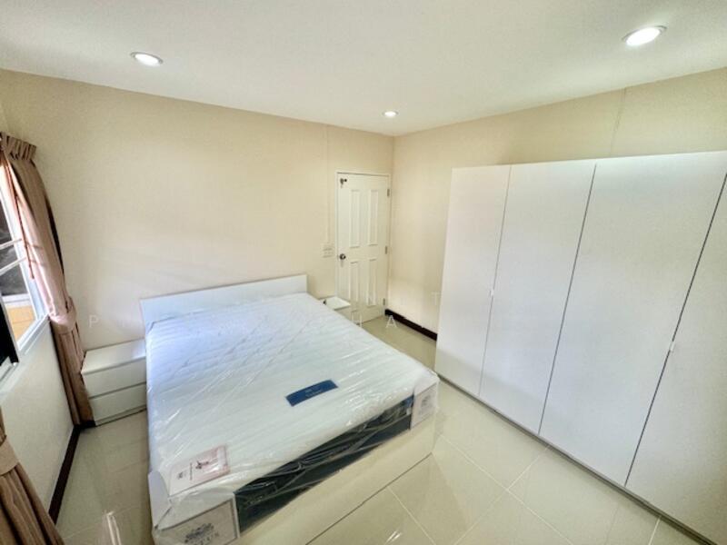 bedroom 2 with 5' bed