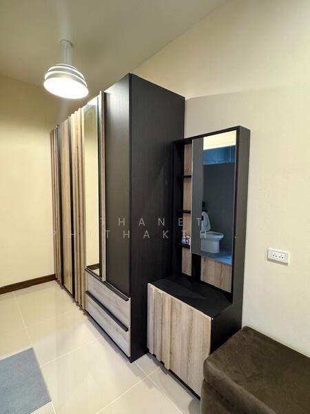 walking closet in master bedroom