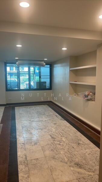 ขาย - 4-Br Townhouse near BTS Sala Daeng, กรุงเทพ