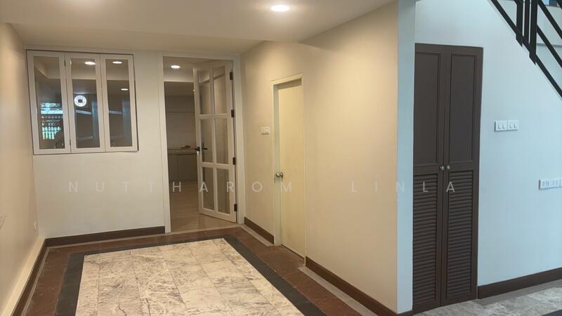 ขาย - 4-Br Townhouse near BTS Sala Daeng, กรุงเทพ
