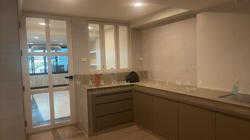 ขาย - 4-Br Townhouse near BTS Sala Daeng, กรุงเทพ