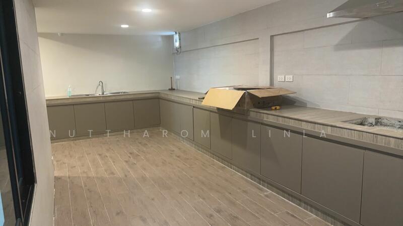 ขาย - 4-Br Townhouse near BTS Sala Daeng, กรุงเทพ