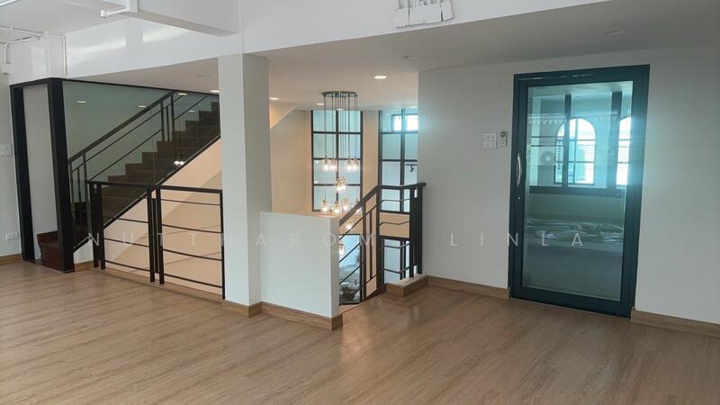 ขาย - 4-Br Townhouse near BTS Sala Daeng, กรุงเทพ