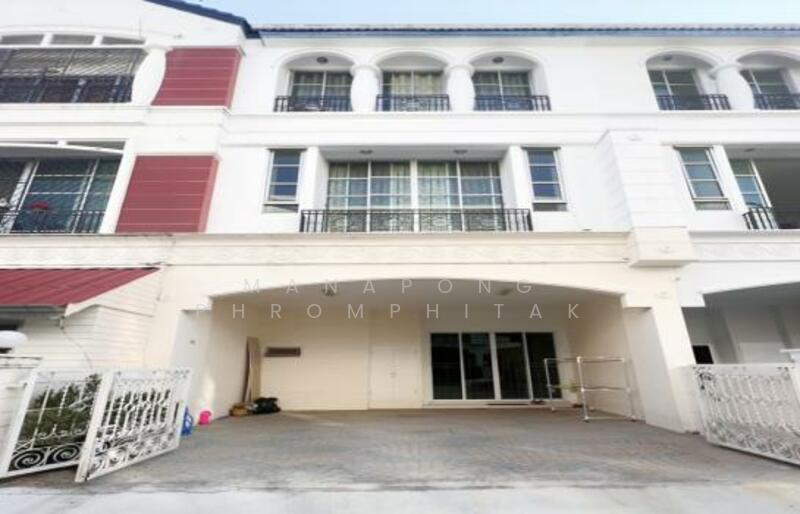 For Rent - 4-Bedroom Townhouse, Bangkok