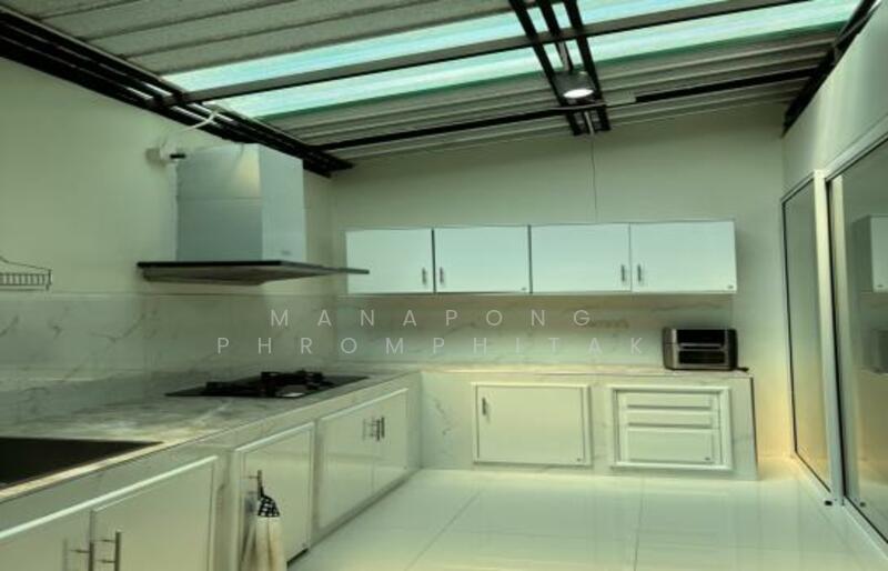 ให้เช่า - ทาวน์เฮาท์ 4-ห้องนอน, กรุงเทพ