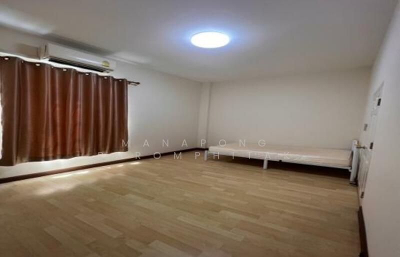 For Rent - 4-Bedroom Townhouse, Bangkok