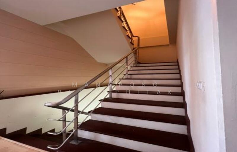 For Rent - 4-Bedroom Townhouse, Bangkok