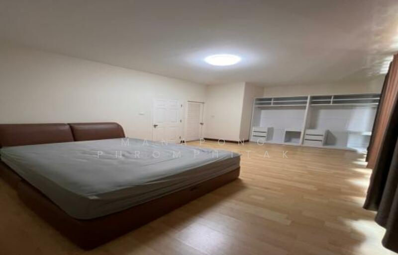 For Rent - 4-Bedroom Townhouse, Bangkok