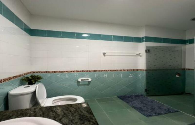 For Rent - 4-Bedroom Townhouse, Bangkok