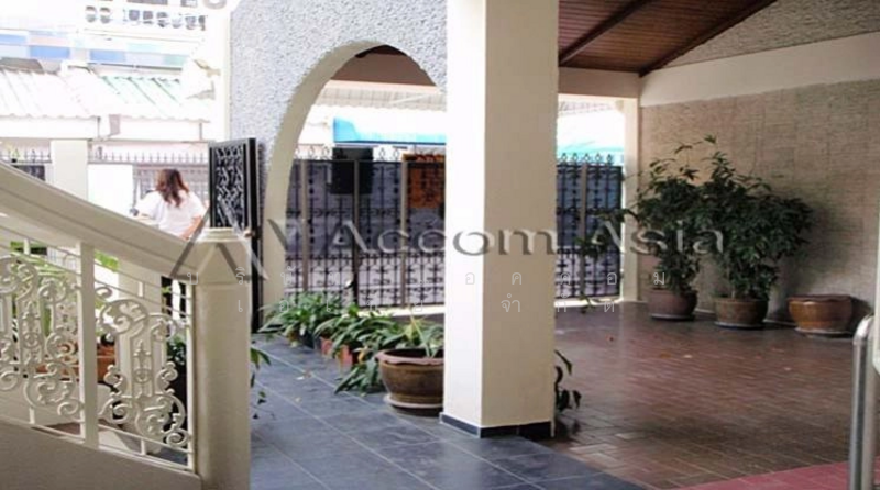 ให้เช่า - 4 Bedrooms House for Rent in Silom, Bangkok near BTS Sala Daeng - MRT Lumphini, กรุงเทพ