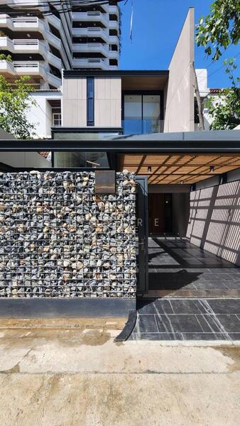 For Sale - ทาวน์เฮ้าส์ 3 ชั้น ย่านพร้อมพงษ์ ใกล้ BTS พร้อมพงษ์, Bangkok