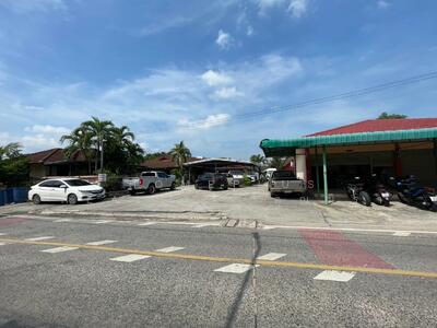 ขาย - ที่ดินพร้อมบ้าน2หลังและกิจการตึกแถวชั้นเดียว8คูหา ซอยสุขุมวิท33 ใกล้ตลาดโรงโป๊ะชลบุรี, ชลบุรี