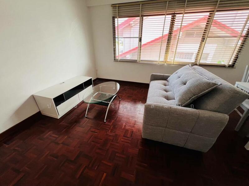 ให้เช่า - 1 ห้องนอนใหญ่บนชั้น 3 ทาวน์เฮ้าส์ใน Secure Compound - Pet Friendly, กรุงเทพ