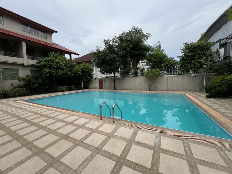 ให้เช่า - 1 ห้องนอนใหญ่บนชั้น 3 ทาวน์เฮ้าส์ใน Secure Compound - Pet Friendly, กรุงเทพ