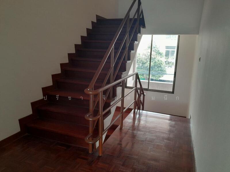 ให้เช่า - 1 ห้องนอนใหญ่บนชั้น 3 ทาวน์เฮ้าส์ใน Secure Compound - Pet Friendly, กรุงเทพ