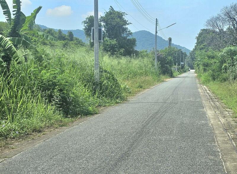 ขาย - ขายที่ดินบางเสร่ 263 ตรว. ติดถนนลาดยางมีวิวเขา ใกล้ถนนสุขุมวิท3เพียง300เมตร อ.สัตหีบ, ชลบุรี
