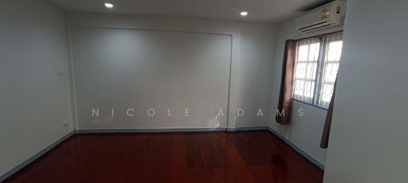 For Rent - 4-Bedroom Townhouse, Bangkok