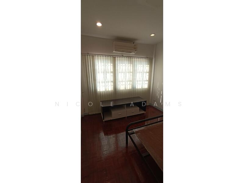 For Rent - 4-Bedroom Townhouse, Bangkok