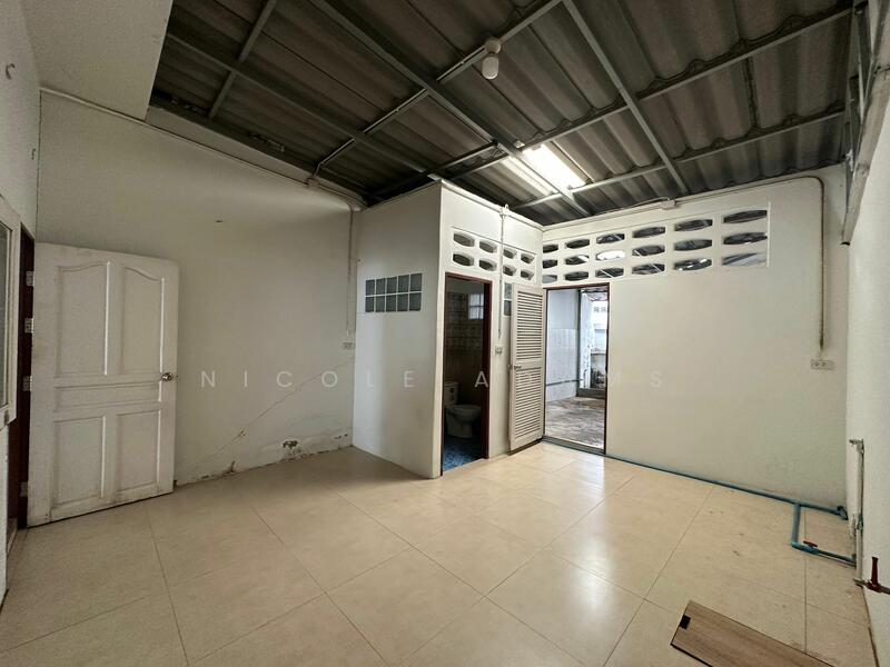 For Rent - 2-Bedroom Townhouse, Bangkok