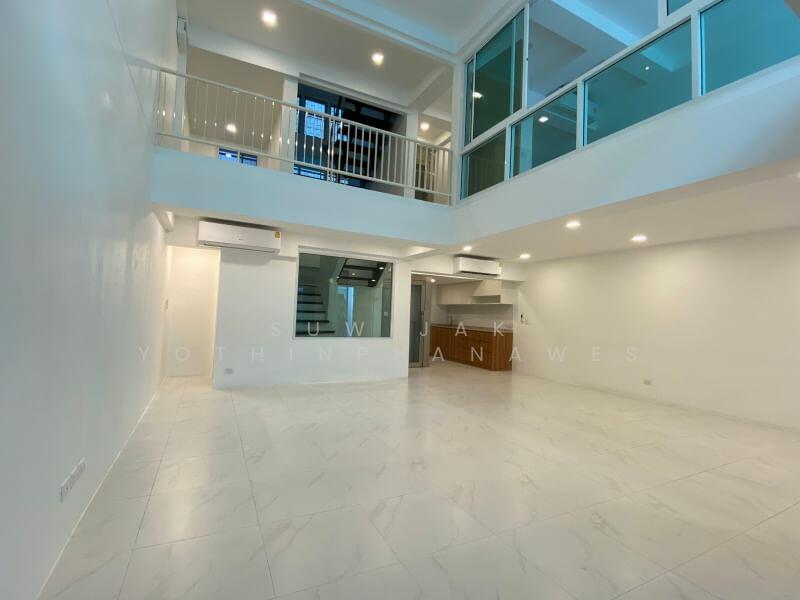 ให้เช่า - 3-Br Townhouse near BTS Nana (2280290), กรุงเทพ