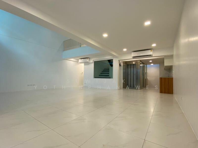 ให้เช่า - 3-Br Townhouse near BTS Nana (2280290), กรุงเทพ