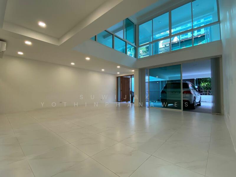 ให้เช่า - 3-Br Townhouse near BTS Nana (2280290), กรุงเทพ