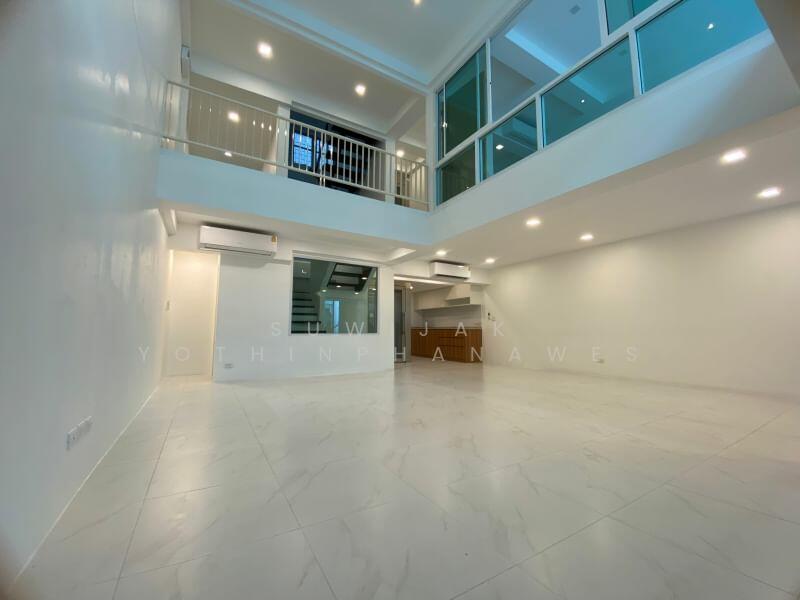 ให้เช่า - 3-Br Townhouse near BTS Nana (2280290), กรุงเทพ