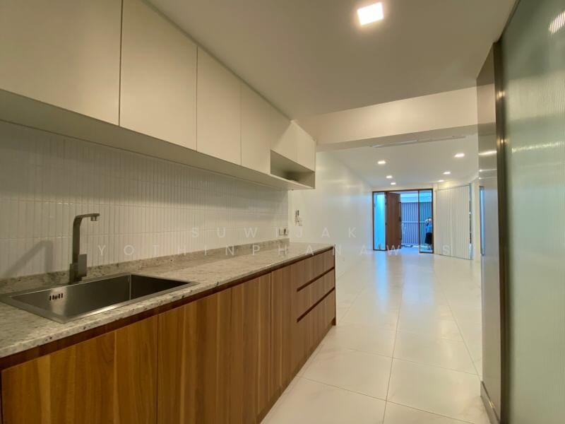 ให้เช่า - 3-Br Townhouse near BTS Nana (2280290), กรุงเทพ