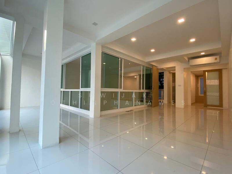 ให้เช่า - 3-Br Townhouse near BTS Nana (2280290), กรุงเทพ