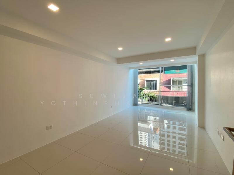 ให้เช่า - 3-Br Townhouse near BTS Nana (2280290), กรุงเทพ