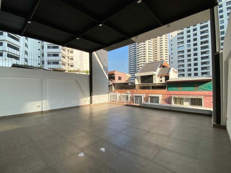 ให้เช่า - 3-Br Townhouse near BTS Nana (2280290), กรุงเทพ