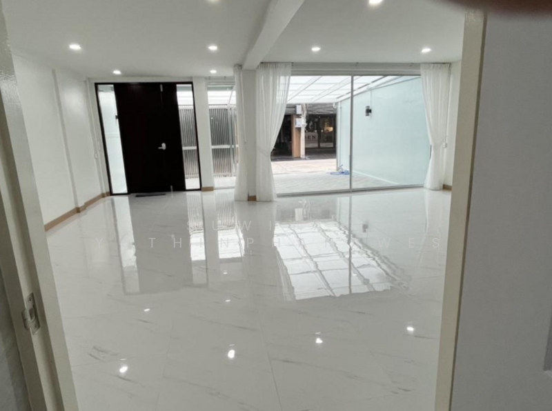ให้เช่า - 3-Br Townhouse near BTS Nana (2304061), กรุงเทพ