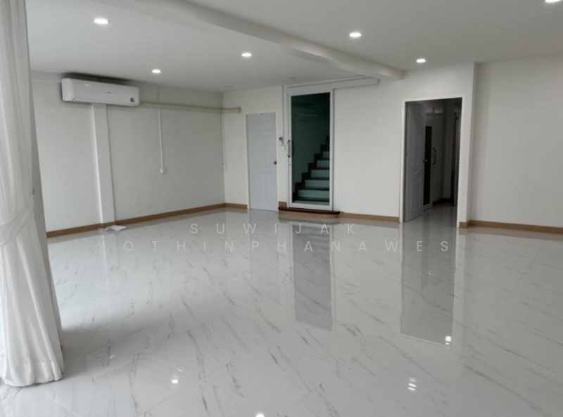 ให้เช่า - 3-Br Townhouse near BTS Nana (2304061), กรุงเทพ