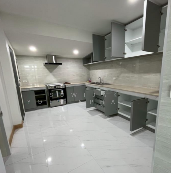 ให้เช่า - 3-Br Townhouse near BTS Nana (2304061), กรุงเทพ