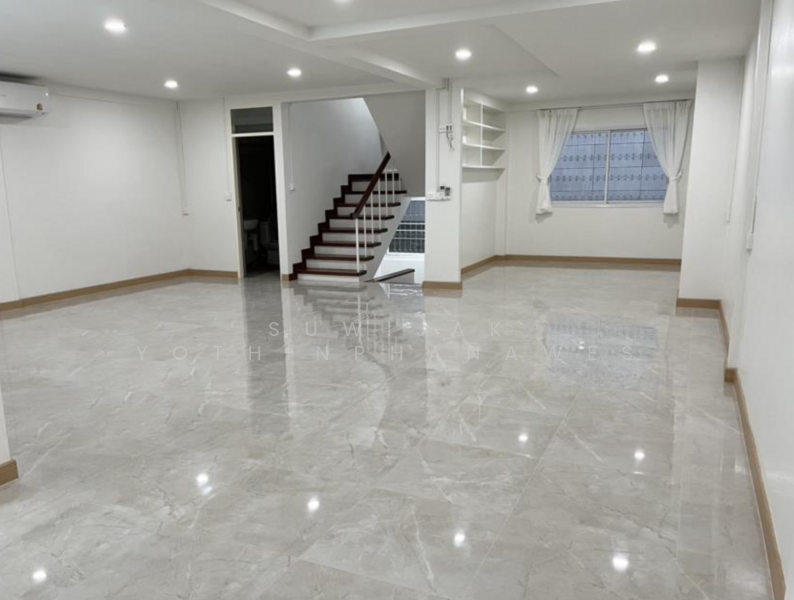 ให้เช่า - 3-Br Townhouse near BTS Nana (2304061), กรุงเทพ