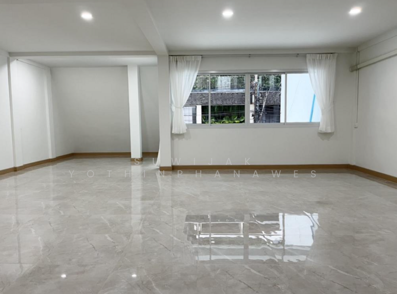 ให้เช่า - 3-Br Townhouse near BTS Nana (2304061), กรุงเทพ