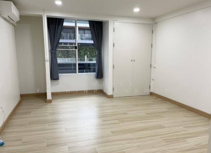ให้เช่า - 3-Br Townhouse near BTS Nana (2304061), กรุงเทพ