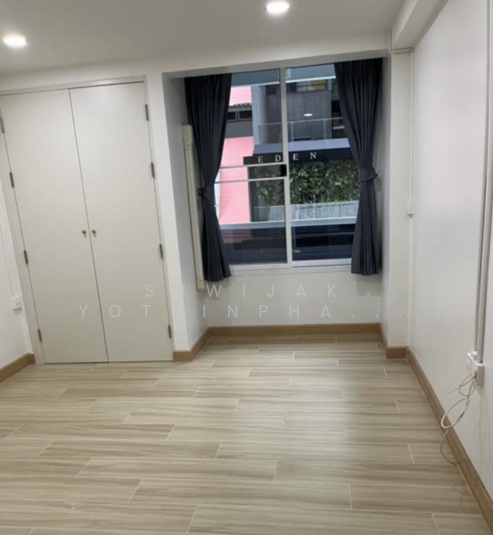 ให้เช่า - 3-Br Townhouse near BTS Nana (2304061), กรุงเทพ